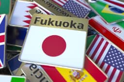 話し合ってる３人の画像