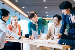 話し合ってる３人の画像