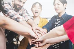 話し合ってる３人の画像