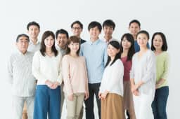 話し合ってる３人の画像