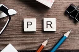 話し合ってる３人の画像