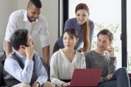 話し合ってる３人の画像