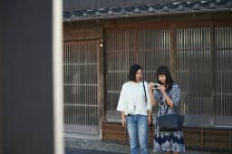 写真撮ってる二人の女性