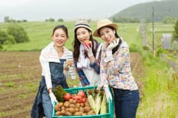 笑ってる3人の女性の写真