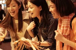 笑ってる3人の女性の写真